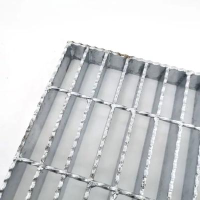 China Contemporary Factory Direct Galvanized plain or serrated stainless steel metal grating for petrochemical industry walkway roof canal cover for sale