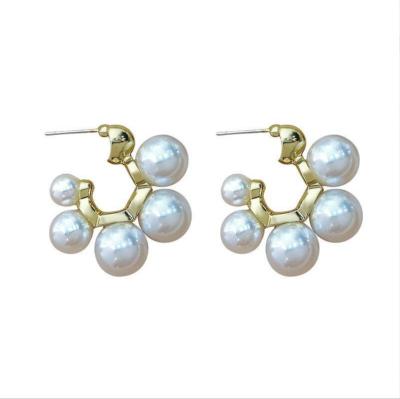 China Cute trendy women jewelry korean style earrings 2022 newest pearl earrings fashion flower hoop earrings wholesale for sale