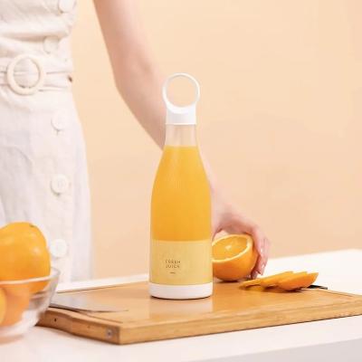 China Portable Smart Base 450ml Mini Electric Fresh Fruit Press Blender Magnetic Juicer Filling Bottle for sale