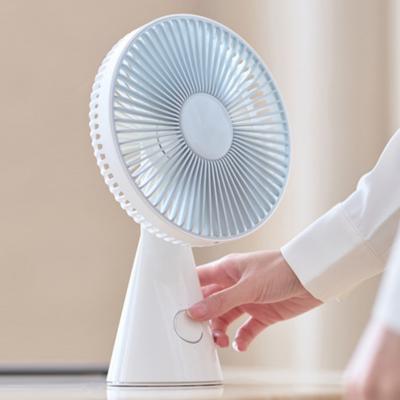 China New Design 3000mAh Rechargeable CordlessTable Fan 2023 Automatic Swinging Desk Fan for sale