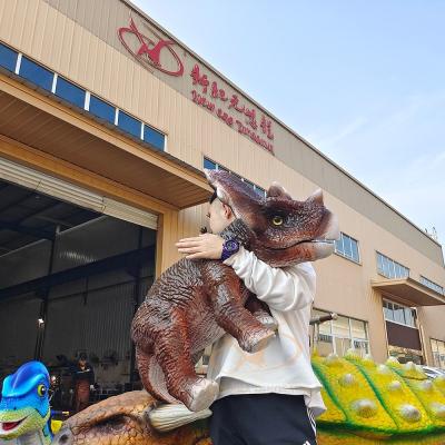 China Elektrische Animatronische Baby-Dinosaurier-Arm Puppe mit Dinosaurierbrüll zu verkaufen