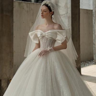 China 2022 New Style Female Bride Wedding Dress French Simple Super Fairy Shoulder Princess Wind Head Wedding Dress Dry Cleaning Large Tail for sale