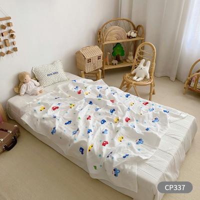 China Double Layer Anti-Static Cotton Baby Muslin Wraps Towel Cotton Newborn Character Blanket Floral Printed Baby Bath Blankets for sale