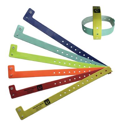 China PVC 125khz Active RFID Chip Wristband Dust Proof One Time Use Easy Wearing for sale