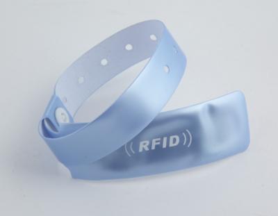 China Punho macio do PVC Rfid Nfc do negócio, braceletes clássicos de 1K Rfid para eventos à venda