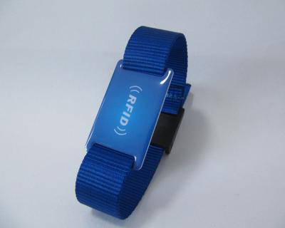 China Gemakkelijk Carry Rfid Wristband 125khz etiketteert de Comfortabele Regelbare Zwarte Blauwe Kleur van de Slijtageem4100 Rfid Nylon Manchet Te koop