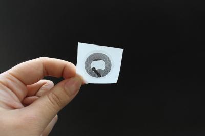 Chine Étiquette réinscriptible de marqueterie de Nfc Chip Tag Passive Nfc Rfid de petit pain de papier en gros haut Frenquency pour le paiement sans argent mobile à vendre