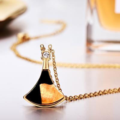 China 2022 Hot Selling Natural Resin Fashion Handmade Necklace Ladies Clavicle Chain Necklace Wooden Pendant Necklace With Triangle Shape for sale