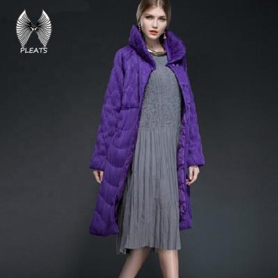 China Anti-Shrink Plain Women Pleated Padded Down Coat Women's Coat for sale