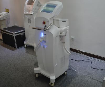 China Bombeie o rejuvenescimento da pele da máquina da remoção do cabelo do laser do diodo para mulheres à venda