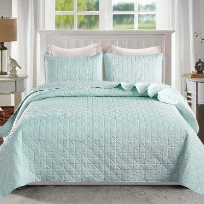 China Anti-Static Lightweight Bedding Grid Quilted Bedspread and Shams 3 Pieces Queen Size Reversible Soft Green Quilt Set for sale