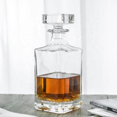 China 25oz square CLASSIC Crystal Whiskey Decanter Bottle for sale