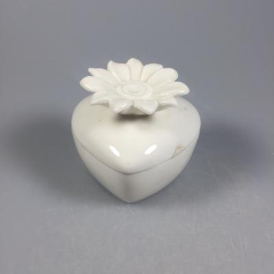 China Heart Shaped Home Decoration With Flower Lid Ceramic Jewelry Trinket Box for sale