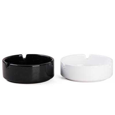 China Morden 2020 hot sale 4 inch black and white handmade decorative glazed ceramic ashtrays for cigarettes for sale