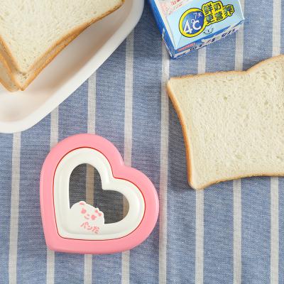 China Disposable Plastic Heart Sandwich Crust Cutter DIY Bread Mold for sale