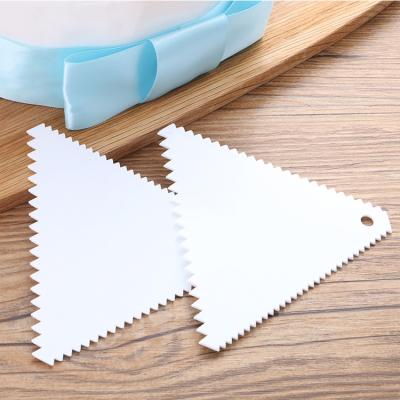 China Disposable hot sale triangular cake decorating scraper with teeth for sale