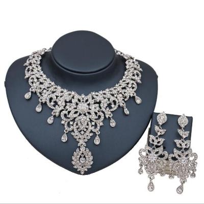 China Crystal Banquet Exaggerated Necklace Earrings New Fashion Jewelry CLASSIC Glass Girlfriend Gift Two Piece Jewelry for sale