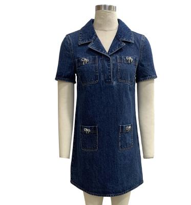 China Collar de solapa a medida y vestido de denim de manga corta para un estilo pulido pero casual en venta