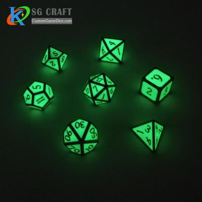 China DND Games professional custom logo enamel dnd RPG game 4 sided polyhedral luminous glowing set of 8 10 12 metal glow dies for sale