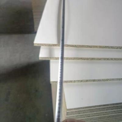 China 1220x2440mm E1 Modern Glue 2 Sides Warm White Melamine Chipboard Chipboard 9-18mm for sale