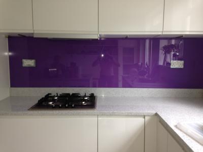 China Kitchen Violet Painted Glass Backsplash Easily Clean The Stains for sale