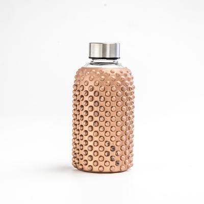 China Customized Sustainable Borosilicate Glass Shatterproof Water Bottle With Silicone Sleeve for sale