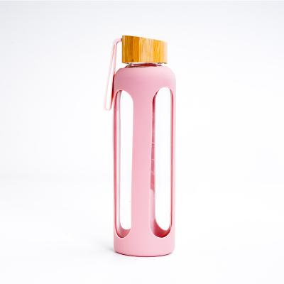 China Sustainable Shatterproof Glass 550ml Water Bottle With Silicone Protective Sleeve Cover for sale