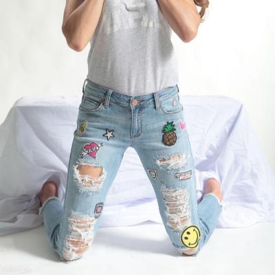 China Sustainable Factory Wholesale Women Embroidered Light Blue Badge Jeans Pencil Pant High Waist Cut Jeans for sale