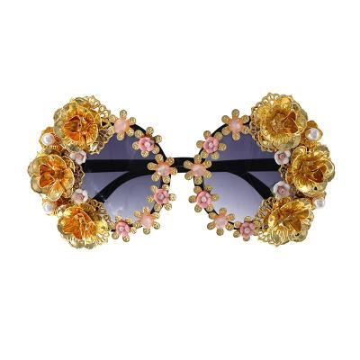 China Fashion Eyewear Women Metal Flowers Vintage Eyewear Super Baroque Brand Sunglasses Retro Design Accessories Outdoor Casual Sun Glasses for sale