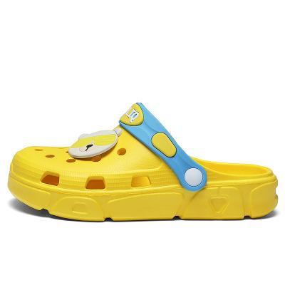 China 2021 Light weight boys hole shoes summer big children's slippers children's beach non-slip shoes for sale