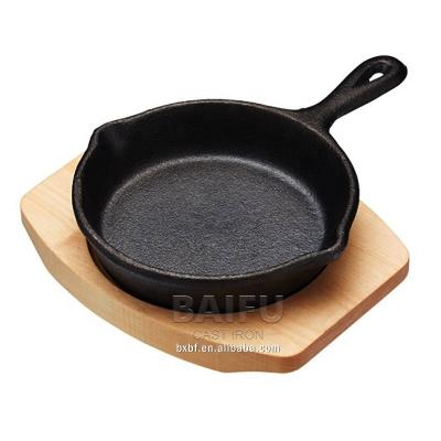 China Vintage Cast Iron Baking Dish Serving Dish Pre-Seasoned Mini Frying Pan With Wooden Low Pan Cast Iron Griddle Grill Frying Pan for sale