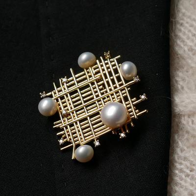 China Simple fashionable style fresh handmade creative geometric pearl pin brooch temperament fashion design female brooch for sale