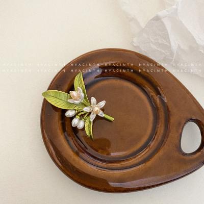 China Retro Style Pearl Brooch Hyacinth Exquisite Flower Enamel Drop Simple Green Leaf Corsage Oil for sale