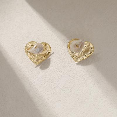 China FASHIONABLE Hyacinth Wrinkle Gold Heart Stud Earrings Light Up Luxury Baroque Pearl Stud Earrings for sale