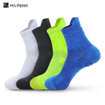 China Custom Sporty Running Socks Quick Dry Athletic Running Crew Socks for sale