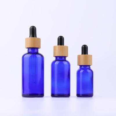 Cina 10 ml di vetro di olio essenziale blu del cobalto imbottigliano i coperchi di bambù del contagoccia della pipetta dell'olio dell'occhio in vendita