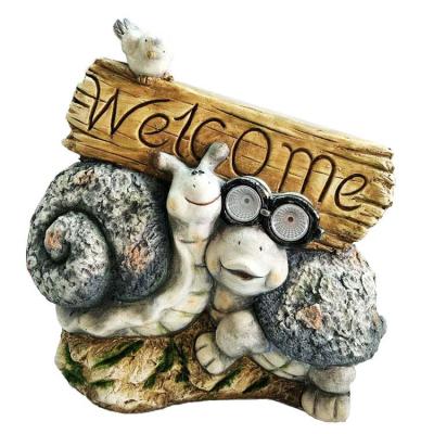 China Welcome Farmhouse Magnesia Garden Snail Sign W. Solar Light Garden Decoration for sale