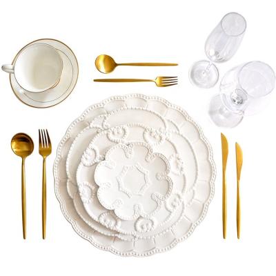 China Sustainable Restaurant Weddings Dinner Dishes White Porcelain Charger Embossed Dishes for sale