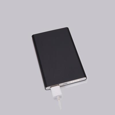 Cina Gli articoli da regalo della porcellana di logo dell'OEM hanno messo il regalo portatile della banca 2600mah di potere della batteria esterna del regalo di nozze in vendita