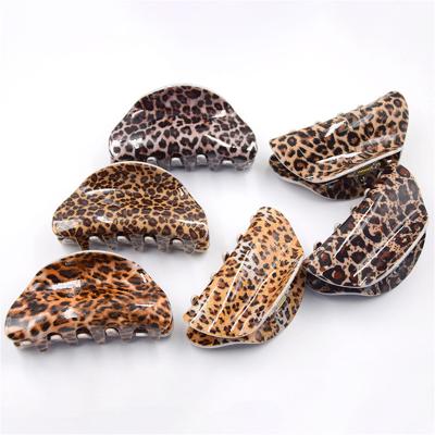 China Hair clip design fashion leopard print hair claw the new cut large hair claw slings for woman girls thick hair for sale