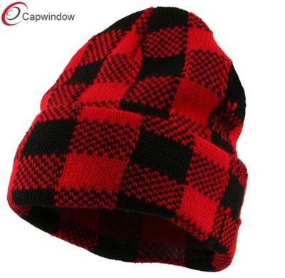 China Sombreros rojos del invierno de la gorrita tejida del puño de la tela escocesa del búfalo negro con la tela suave y ligera acogedora en venta