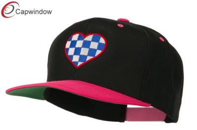 China Het geborduurde Honkbal van Snapback van het Wolmengsel dekt Zwart Roze Geruit Hart af Te koop