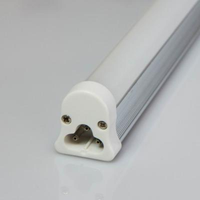 Chine le tube de 10W T5 LED avec l'angle de faisceau laiteux blanc/140 degrés a mené le tube à vendre