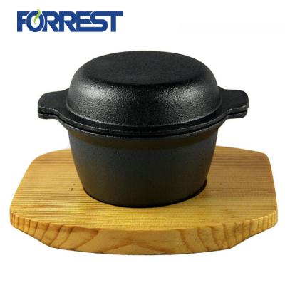 China Sustainable Mini Cast Iron Cookware Set Casserole Soup Hot Pot With Wooden Paddle for sale