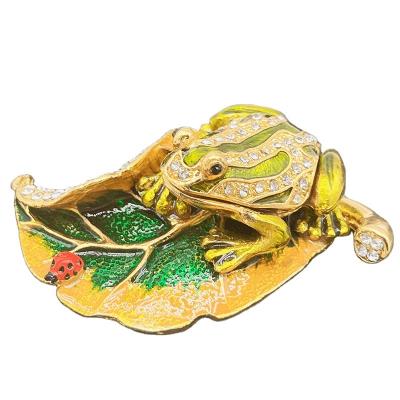 China Wholesale Hot Global Style Frogs On Leaves Metal Opens Hinged Trinket Box Decorate Desktop for sale