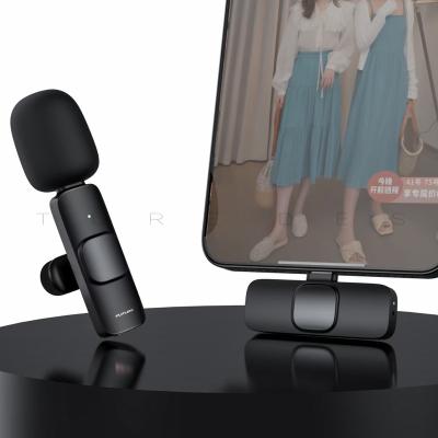 China Wireless Lavalier Microphone Interview Lives Show Visual Professional Auto Air Mini Lavalier Microphone For Youtuber Tiktok for sale