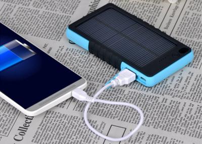 中国 LED のトーチが付いているゴム製ペンキの貝 8000mAh の太陽エネルギー銀行 販売のため