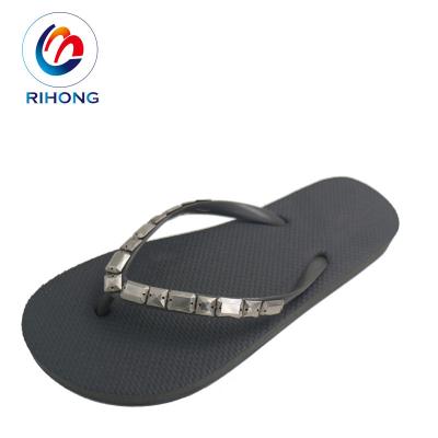 China CUSHIONING 2021 stock onsale high fashion logo diamond rubber women custom wrap flip flop sandal for sale