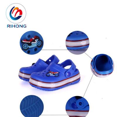 China Hot Selling Kindergarten Kids Beach Colorful Usb Custom Logo Classic Eva Strip Light Led Clog Shoes for sale