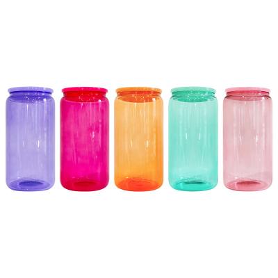 China Sustainable 16oz colored clear glass can blank sublimation clear transparent soda can Unbreakable Drinking Glasses with colorful plastic lid for sale